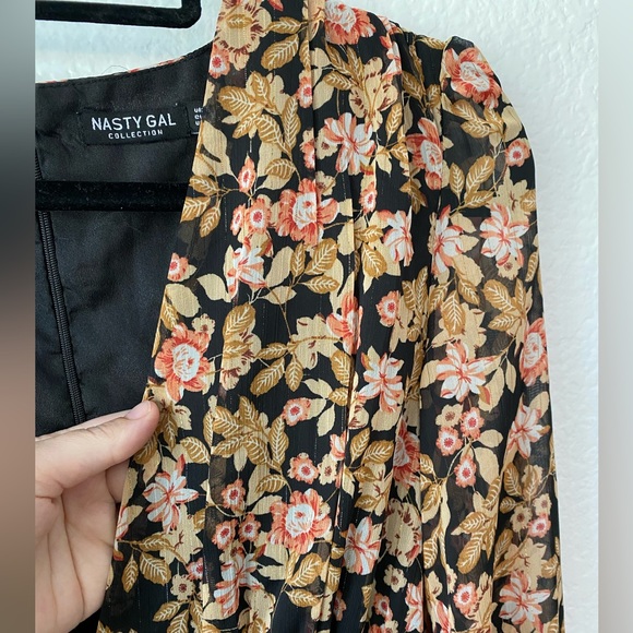 Nasty Gal Long Sleeve Floral dress. Buttons up the front and zipper in the back - Picture 2 of 5